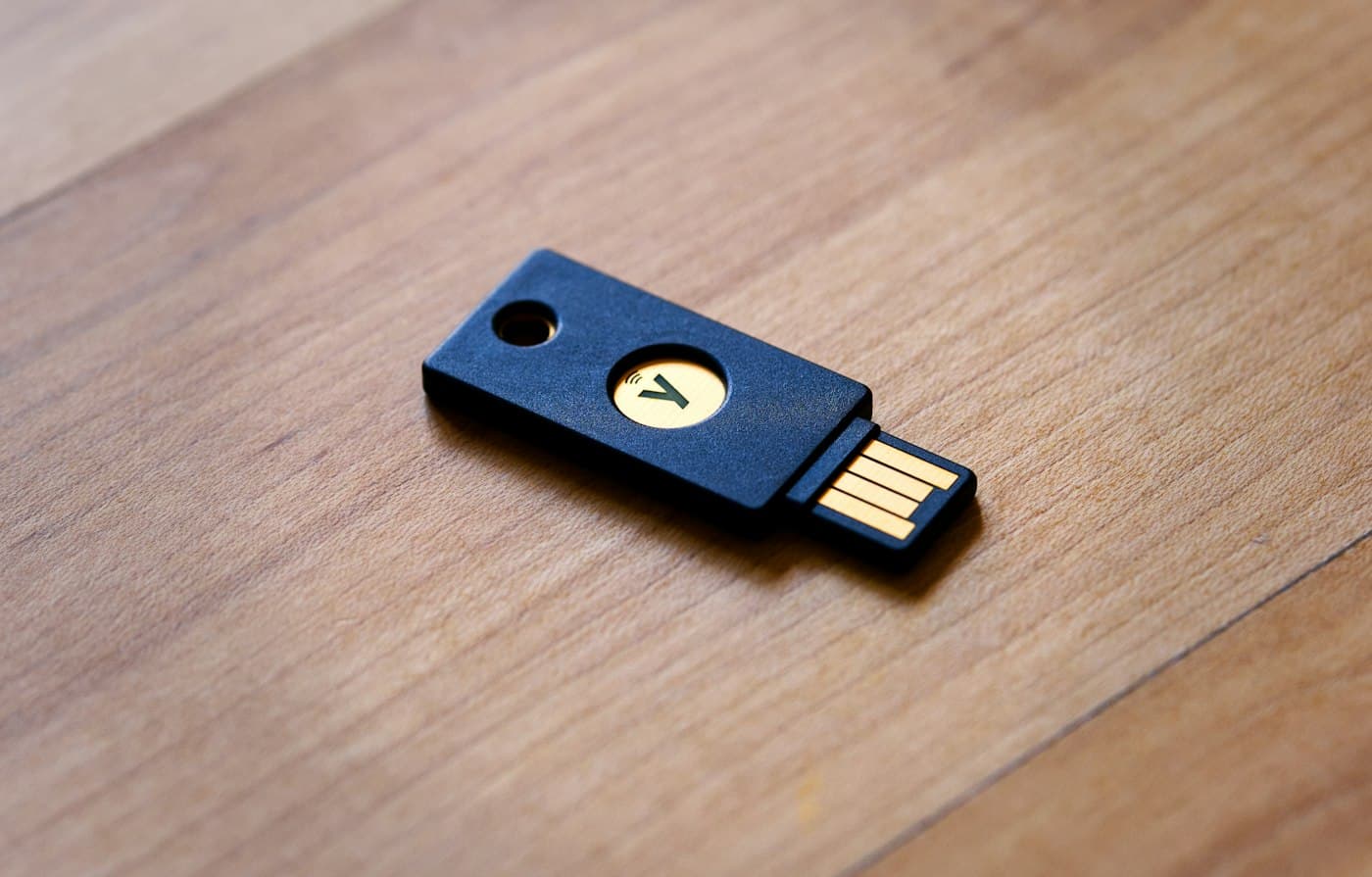 Hardware-Sicherheitsschlüssel auf einem Holztisch